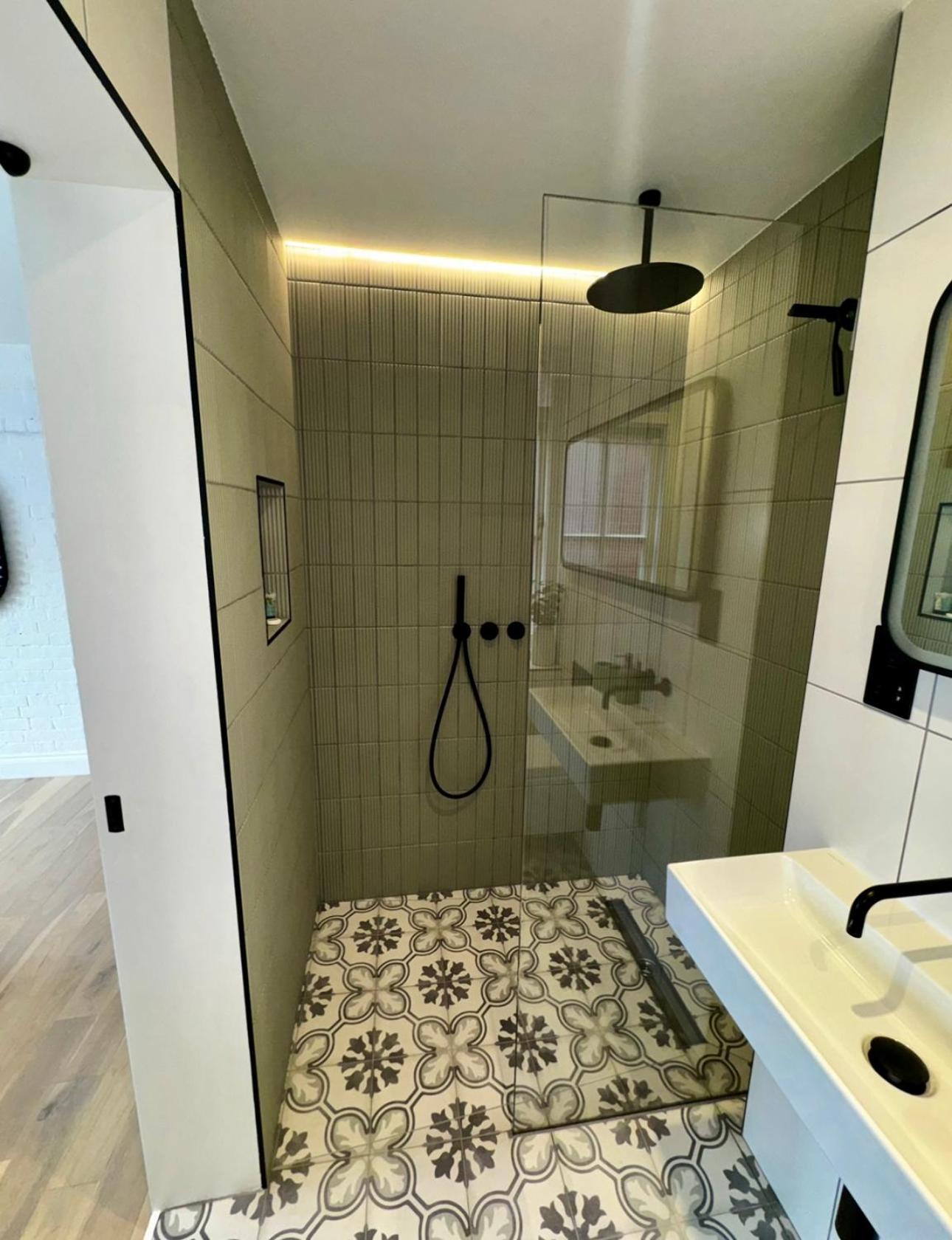 Newly Refurbished W/ River Views Apartament