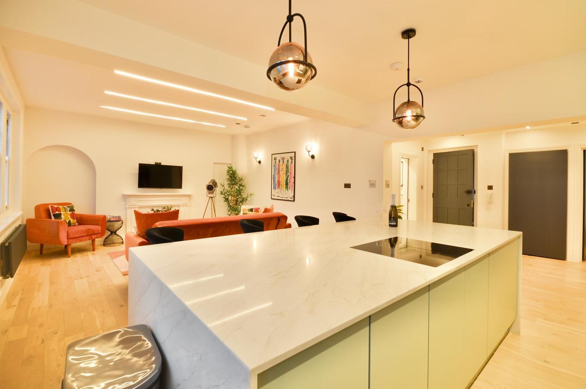 Newly Refurbished W/ River Views Apartament